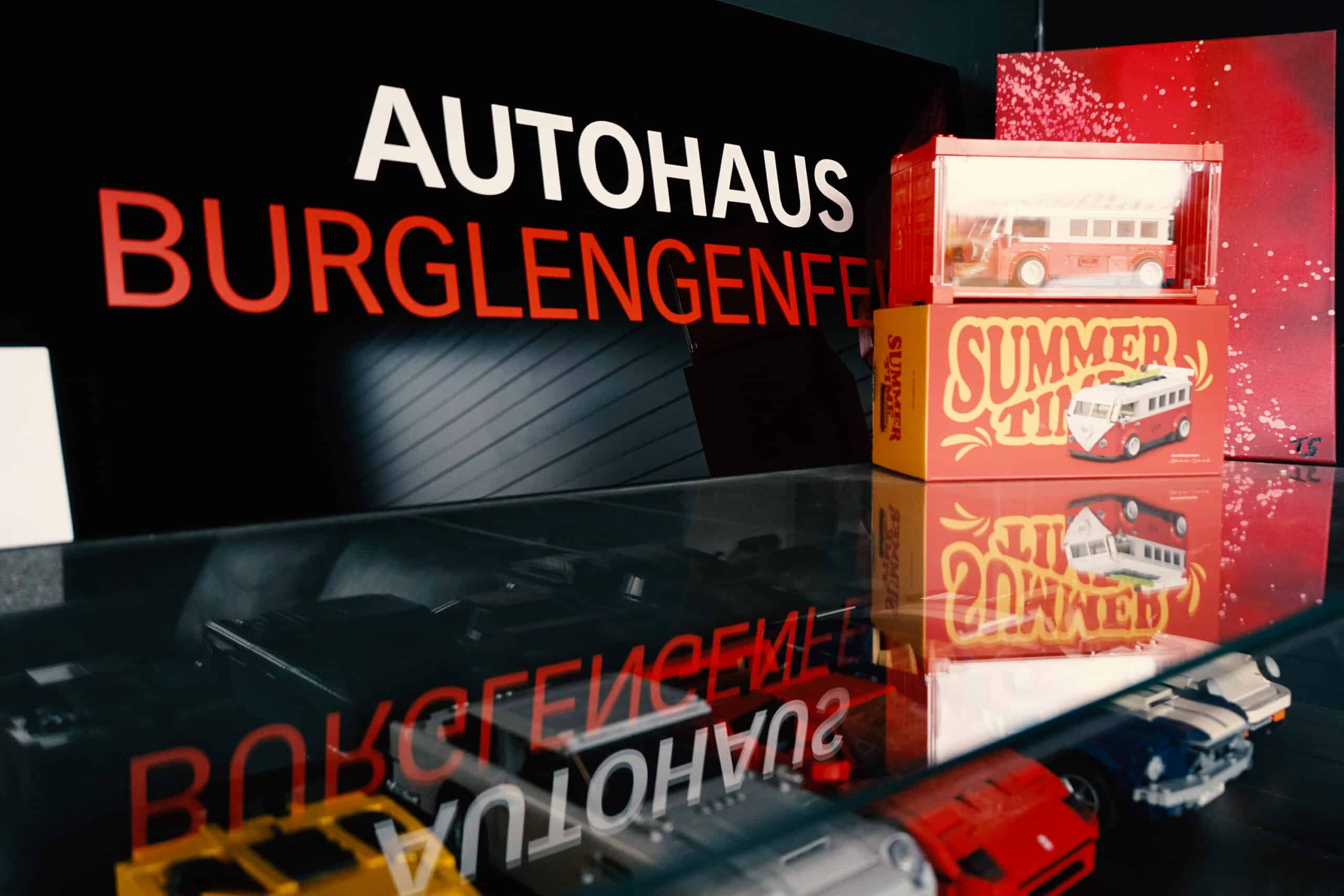 Modellautos und Beschilderung im Autohaus