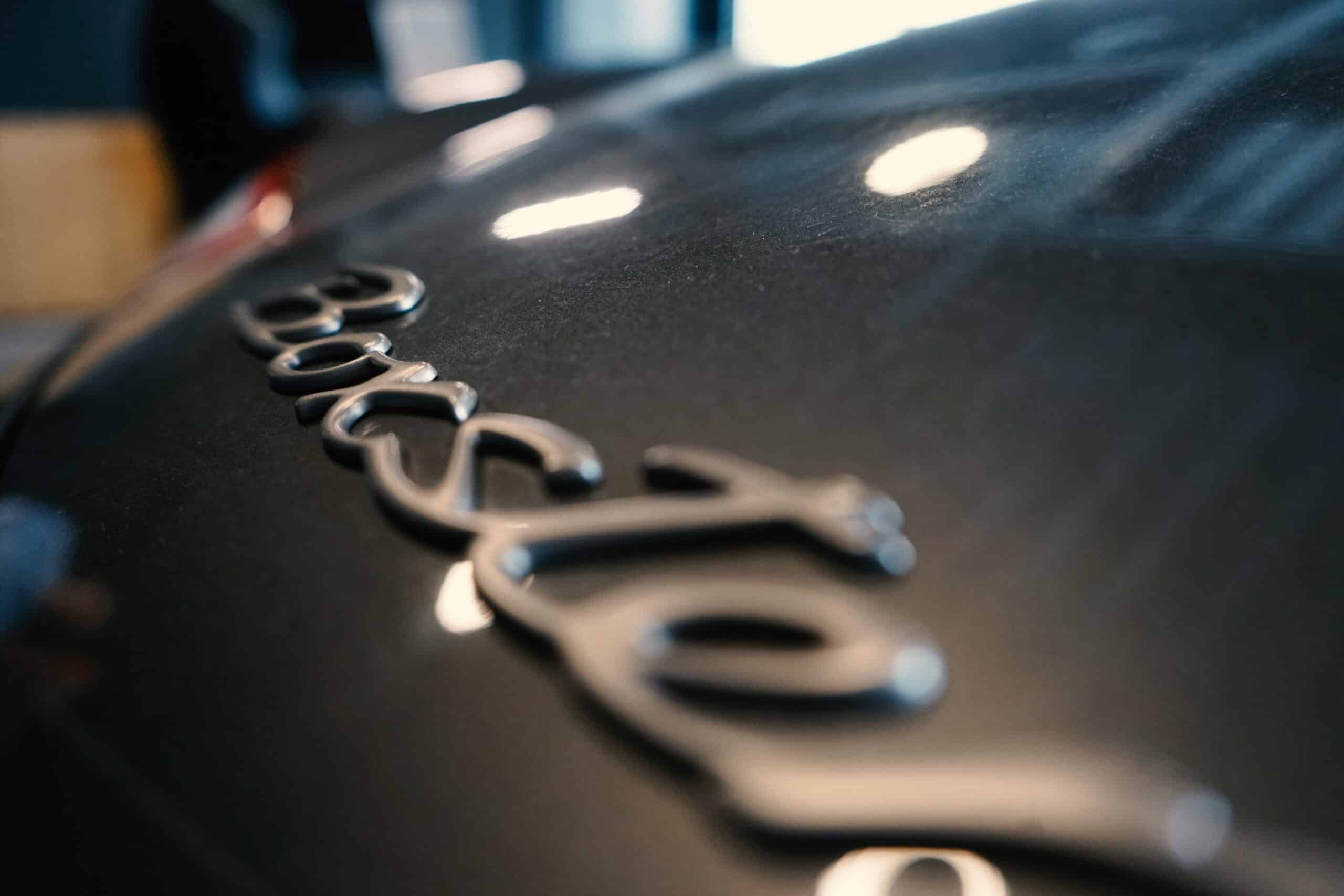 Detailaufnahme eines Schriftzugs auf der Motorhaube